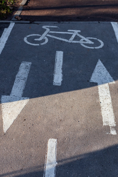 铺好的自行车道上的特殊标记图片下载