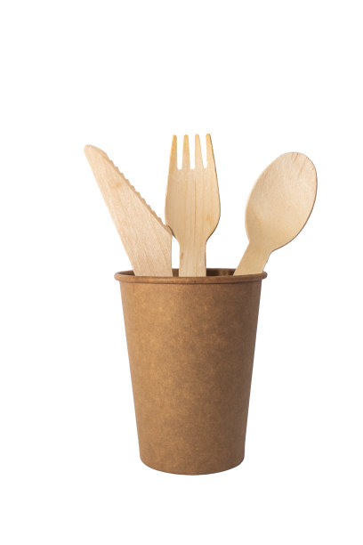 生态棕色杯子和木刀，叉子，勺子在白色的背景上。为您和复制空间的模型图片下载