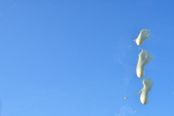 防晒霜天空背景图片下载