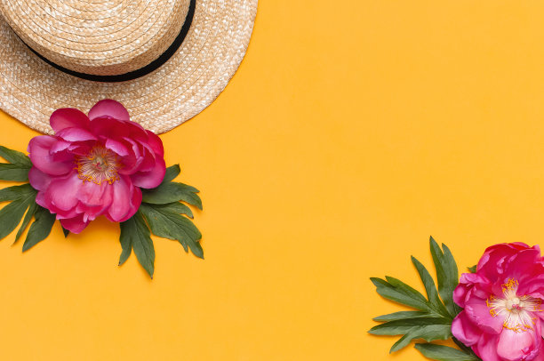 女人的草帽和美丽的粉红色花朵牡丹在亮黄色的背景。暑假的背景。平躺，顶视图，复制空间。旅游度假概念，购物。时尚女性的时尚图片下载