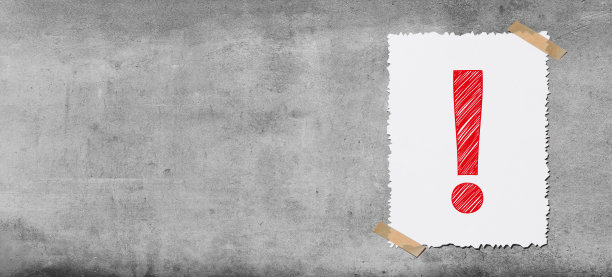 带感叹号的便条纸贴在有纹理的混凝土墙背景上图片下载