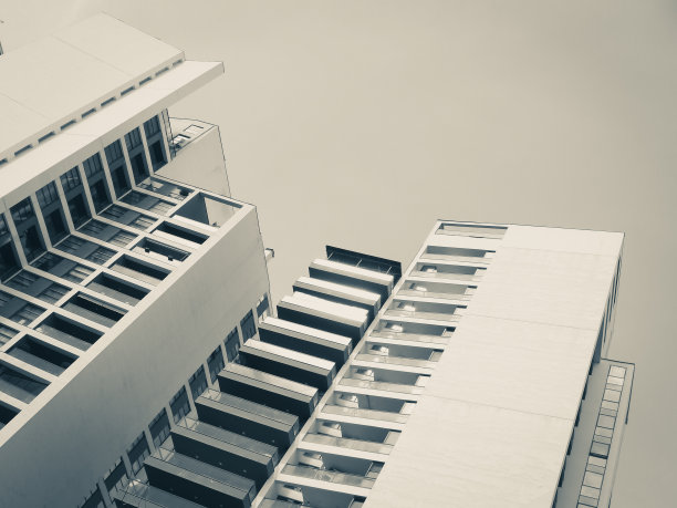 单色图像的现代多层住宅建筑。图片下载