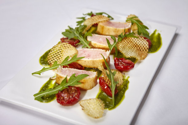 半熟的小牛牛排，蜜饯圣女果，自制薯片和芝麻菜香蒜酱图片下载