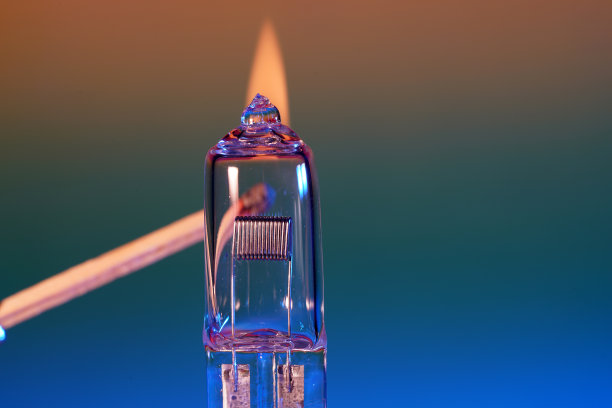 灯泡、卤素灯、白炽灯是12伏特机动车辆的备用灯图片下载