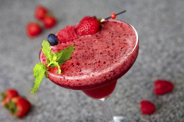 红色水果鸡尾酒图片下载