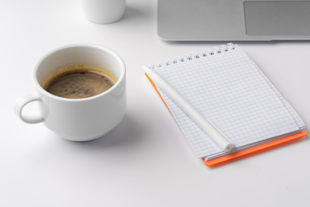有笔记本电脑，空白笔记本和咖啡杯的办公桌图片下载
