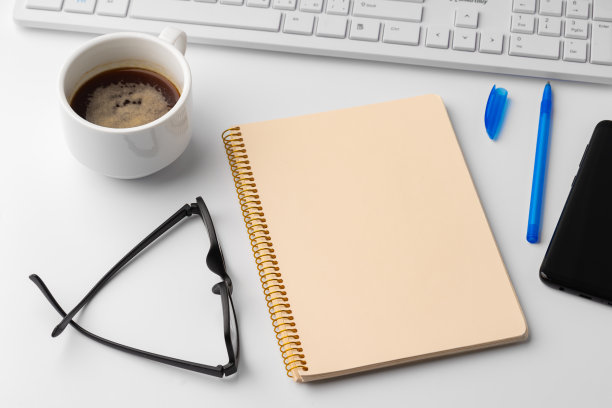 有笔记本电脑，空白笔记本和咖啡杯的办公桌图片下载