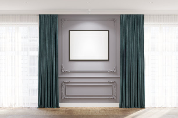 这是一间现代古典风格的房间，在两扇挂着绿色窗帘的大窗户之间，灰色古典风格的墙上贴着一幅空白的照明水平海报，镶木地板上铺着米黄色的地毯。前视图。图片下载