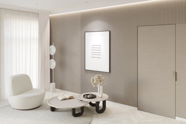 现代的米色房间，门旁边有照明垂直海报，扶手椅旁边的咖啡桌上有装饰，窗帘旁边有落地灯，拼花地板上有圆形地毯。图片下载