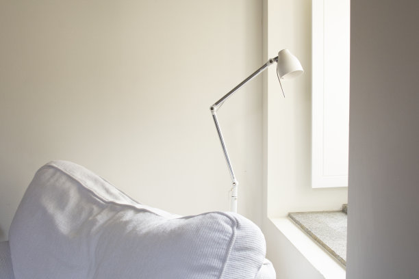 白色背景上的现代金属灯。阁楼，木屋，斯堪的纳维亚室内。图片下载