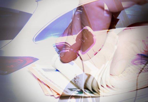 以汽车为背景，手数钞票。图片下载