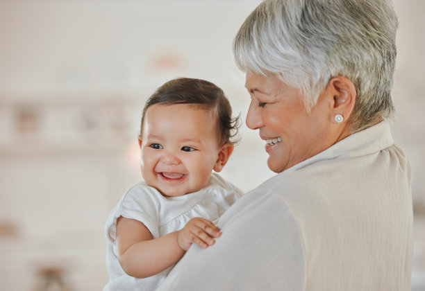 一个成熟的女人在家里抱着她的孙子图片下载