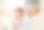 一个成熟的女人在家里抱着她的孙子图片下载