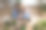 一对年轻的母亲和女儿在照料鲜花。照顾室内植物。图片下载