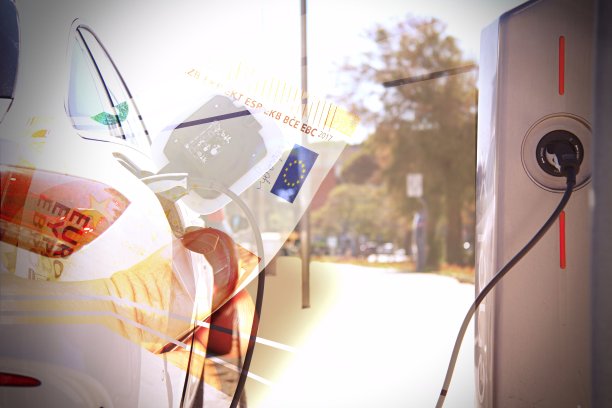 以汽车为背景，手数钞票。图片下载