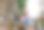 一对年轻的母亲和女儿在照料鲜花。照顾室内植物。图片下载
