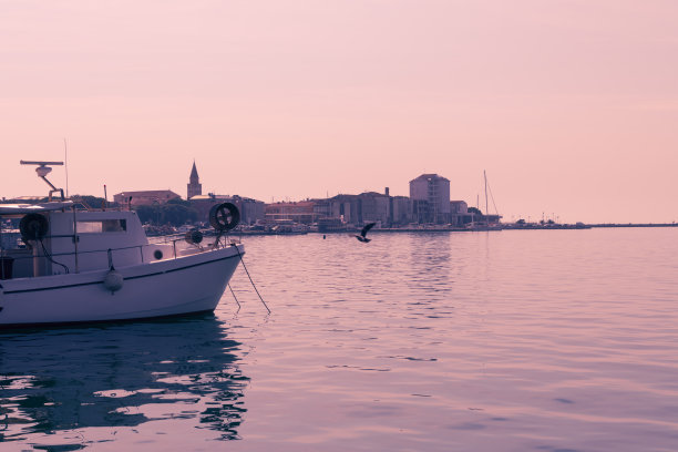 一艘船和一艘豪华游艇停泊在港口的照片。美丽的地中海港口照片图片下载