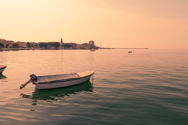 一艘船和一艘豪华游艇停泊在港口的照片。美丽的地中海港口照片图片下载