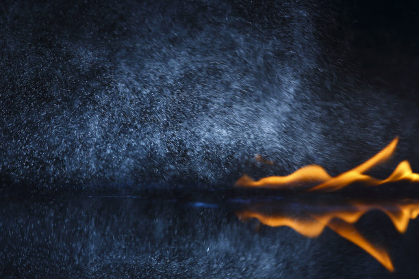 把水喷入火焰中图片下载