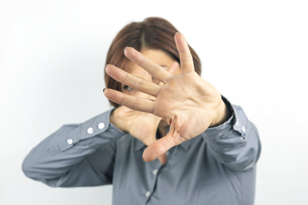 美丽的女商人用她自己的双手在白色的背景上表达情感的抗议和想法图片下载