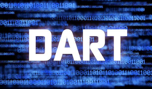 文字镖和抽象空间与二进制代码在黑暗的背景。图片下载