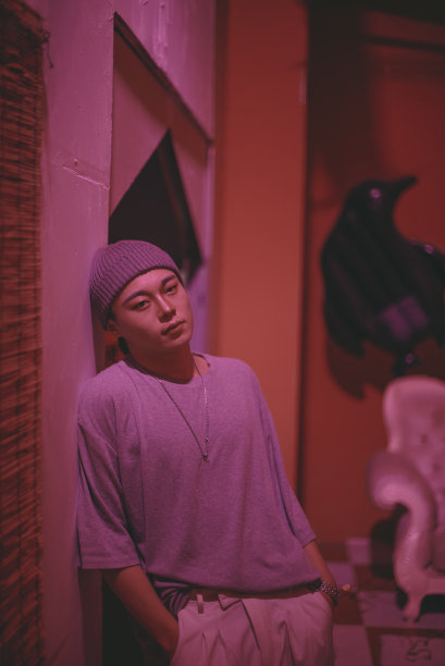 酒吧里的亚洲年轻人图片下载