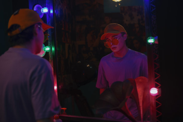 酒吧里的亚洲年轻人图片下载