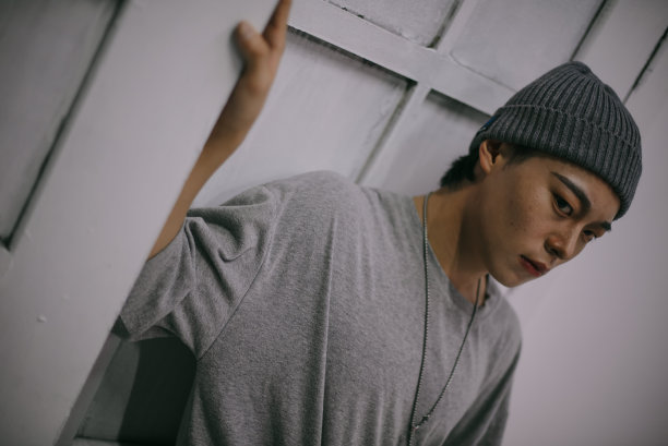 酒吧里的亚洲年轻人图片下载