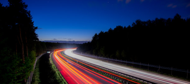 夜晚汽车的灯光。曝光时间长，线条淡图片下载
