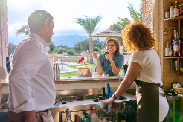 男人和女人在酒吧工作，和客户交谈图片下载