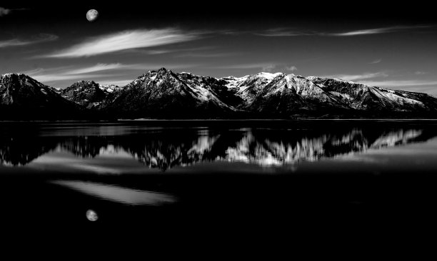 月出在美国怀俄明州大提顿国家公园的提顿山脉上图片下载