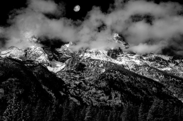 月出在美国怀俄明州大提顿国家公园的提顿山脉上图片下载