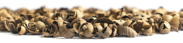 木屑孤立在白色背景上。棕色木剃须图片下载