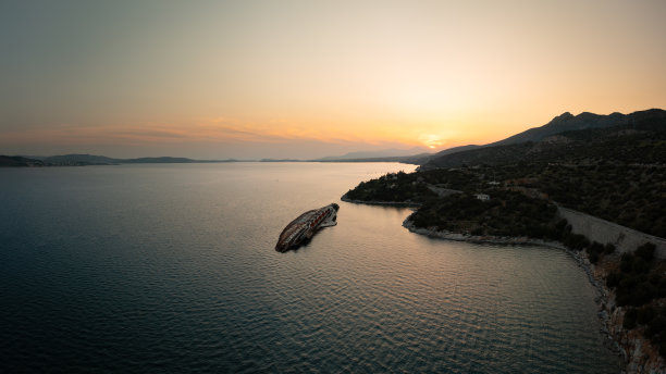 雅典埃莱夫西纳海湾地中海天空号废弃沉船航拍全景照片图片下载