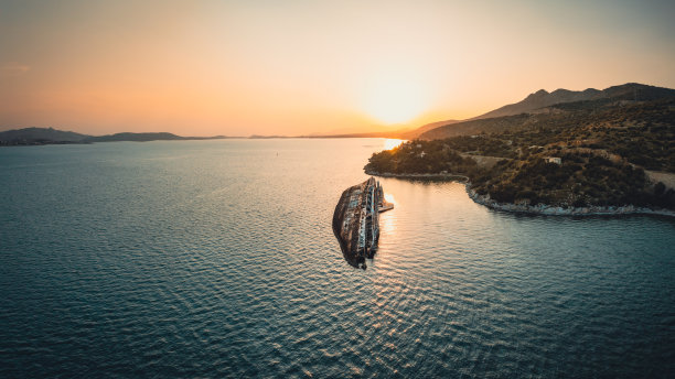 雅典埃莱夫西纳海湾地中海天空号废弃沉船航拍全景照片图片下载