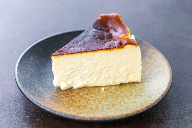 盘子里有一块巴斯克干酪蛋糕。图片下载