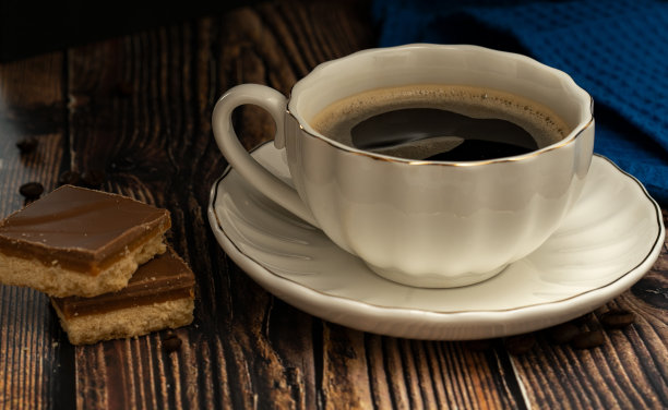 黑咖啡配焦糖块和咖啡豆图片下载