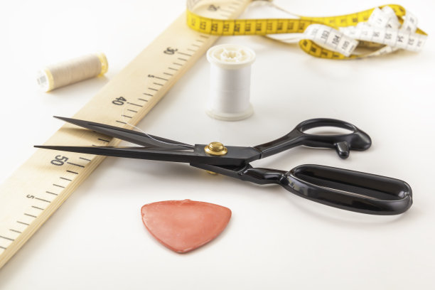 打开剪刀，裁缝的卷尺，线和针在白色背景图片下载