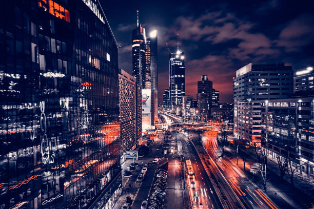 美丽的全景无人机的天际线华沙的夜晚中心，背景是约翰保罗二世大街上的摩天大楼——波兰，欧盟，夜晚大城市的灯光图片下载