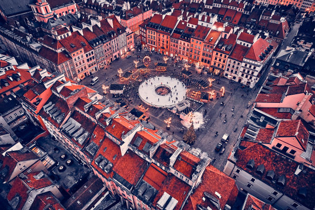 美丽的全景无人机天际线，华沙市中心的日落图片下载