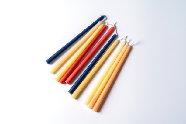 在白色的背景上，传统的犹太光明节蜡烛的节日组成。图片下载