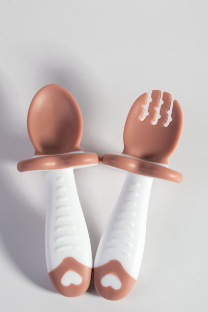 婴儿用的勺子和叉子单独用在白色上图片下载