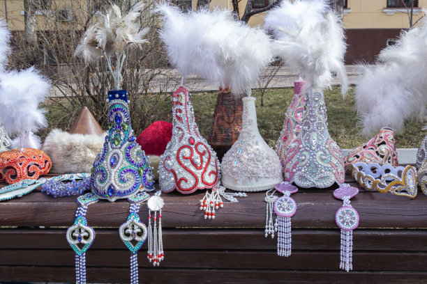 街头市场商店里，哈萨克斯坦和中亚女孩用羽毛装饰的传统头饰。手工制作的图片下载