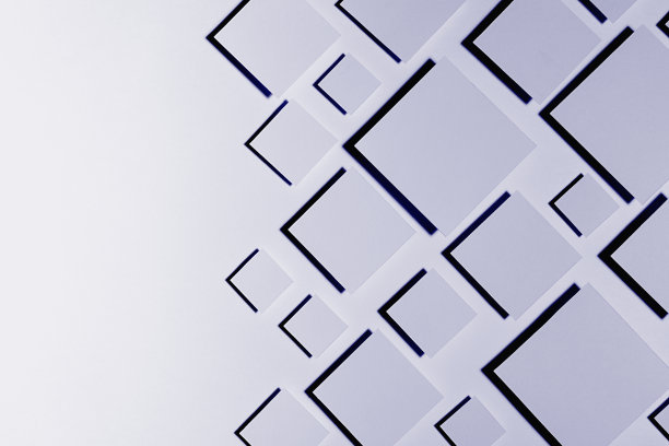 几何图案与方块在流行的颜色-非常佩里，紫色和白色梯度在硬光与严格的阴影，顶视图，边界，复制空间。未来主义抽象背景在最小的风格。图片下载