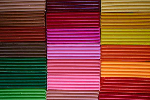 多色的橡皮泥块被布置成背景。儿童教育游戏的概念。彩色背景彩色结构。橡皮泥背景图片下载