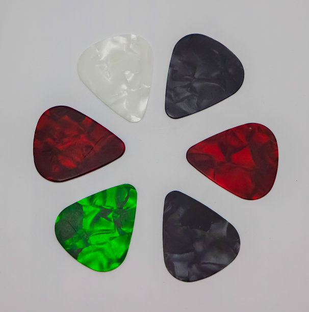 吉他标签红色，绿色，黑色和白色的圆形图案在白色背景的顶部图片下载