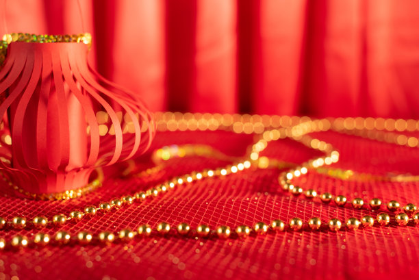 红色散焦抽象背景与红色中国纸灯笼近与选择性焦点和金珠子。亚洲的庆祝活动的概念图片下载