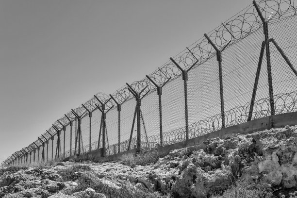 军事基地设有带刺铁丝网围栏。图片下载
