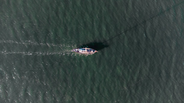 英国萨福克河上孤零零的船的鸟瞰图图片下载