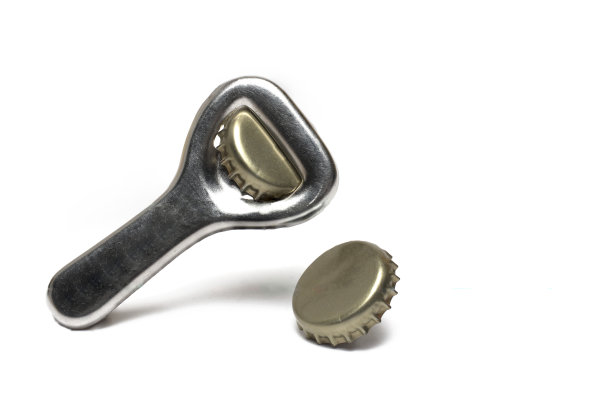 特写开瓶器冠软木塞白色背景图片下载